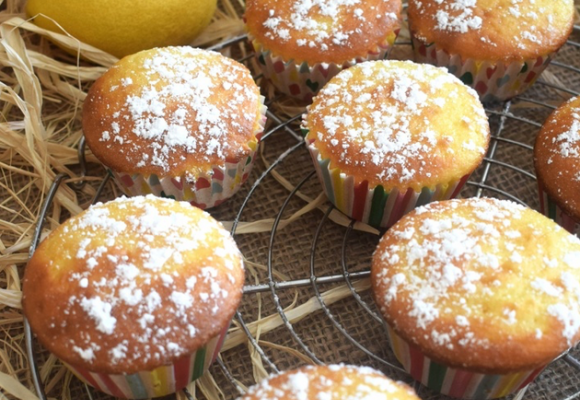 Petits cakes citronnés aux petits suisses, coeur à la confiture